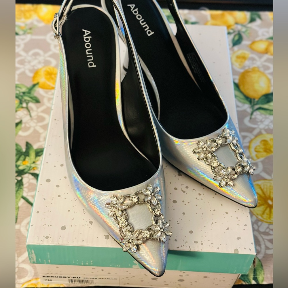 NIB Abound silver metallic pump size 7M
